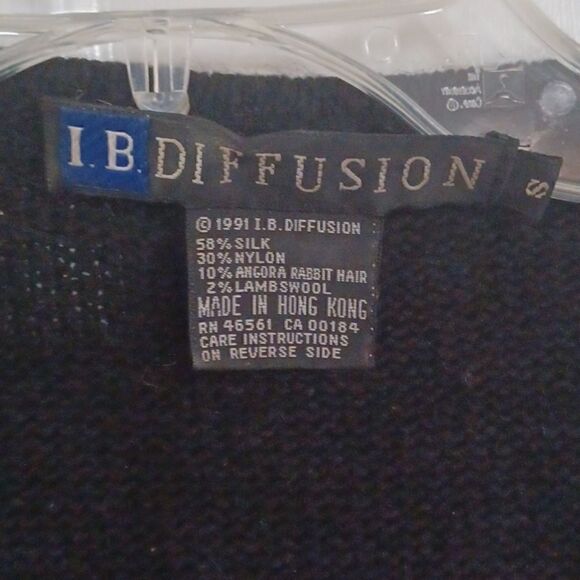 Black Sweater and Pearl's I.B. Diffusion - Picture 4 of 7